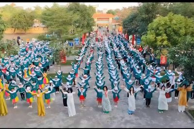 Các em học sinh múa bài chèo “Mái trường tiểu học”trong giờ ra chơi